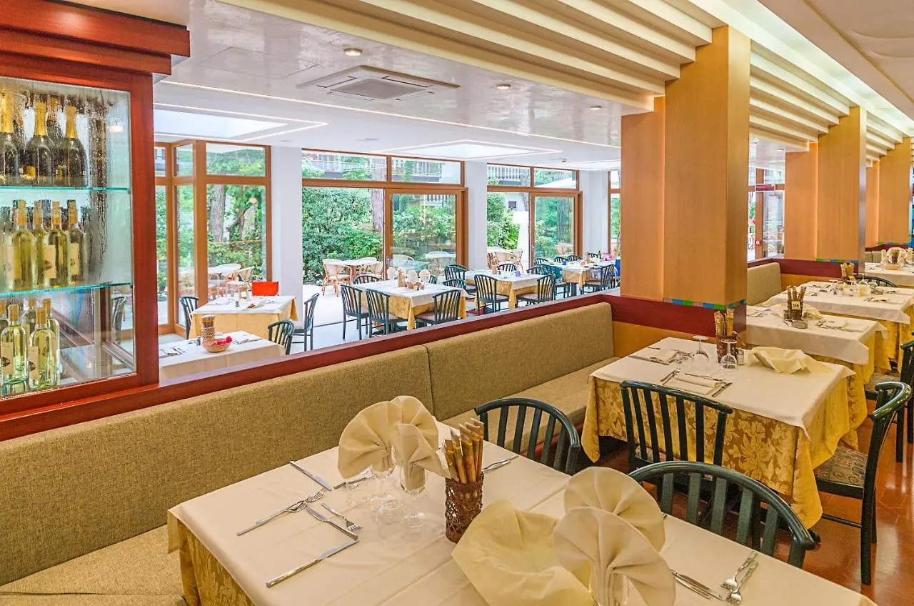 Park Hotel Pineta & Dependance Suite Eraclea Mare 3*,  Italien